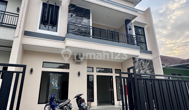 Rumah Bagus 2 Lantai di Villa Melati Mas, Tangerang Selatan