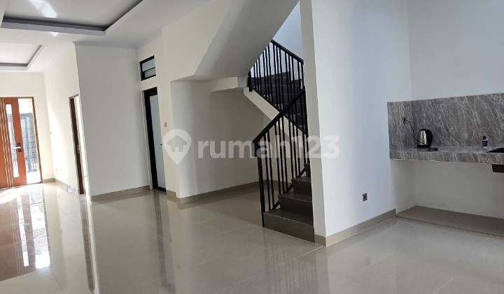 Beautiful Ready-to-Live House Plot DKI Meruya 2 Floors Strategic