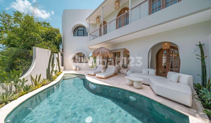 Luxurious Villa 4Br Available January