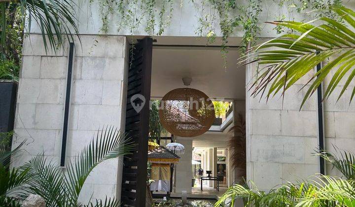 Dijual Villa Luxury di Seminyak Fullfurnished Enclosed Livingroom 2