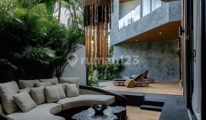 Villa mewah Canggu pemandangan taman 