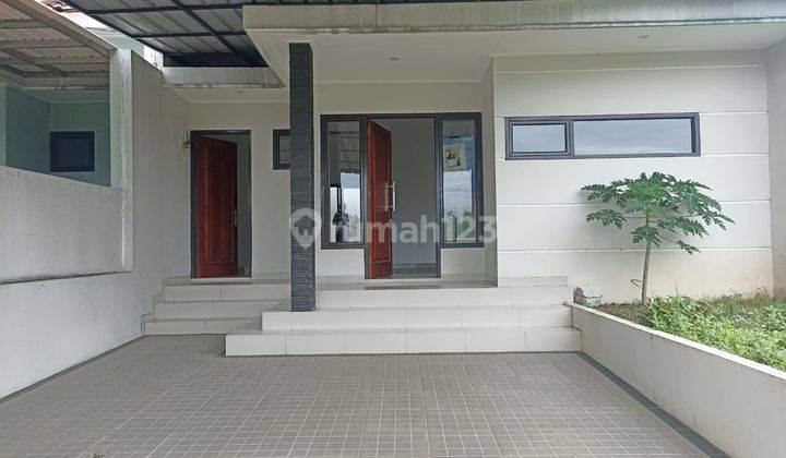 tampak depan rumah luas dalam komplek, nyaman,