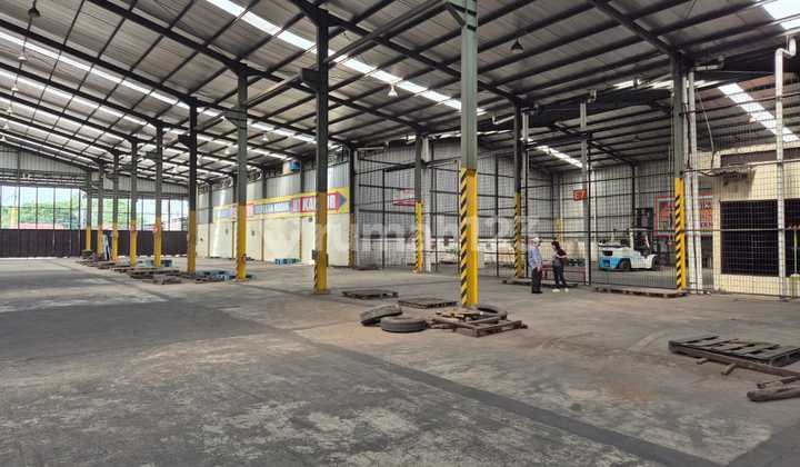 Strategic warehouse ready to use, 40 feet access, good facilities in Cilengsi Mekarsari, negotiable price. Strategic warehouse ready to use, 40 feet access, good facilities in Cilengsi Mekarsari, negotiable price.
