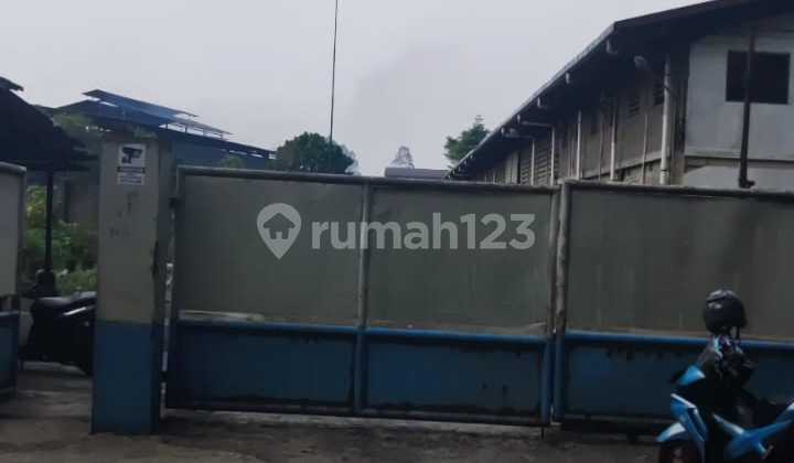 Strategic factory ready for use on Jatiuwung Market Street, Pasar Kemis, Tangerang. Price negotiable.