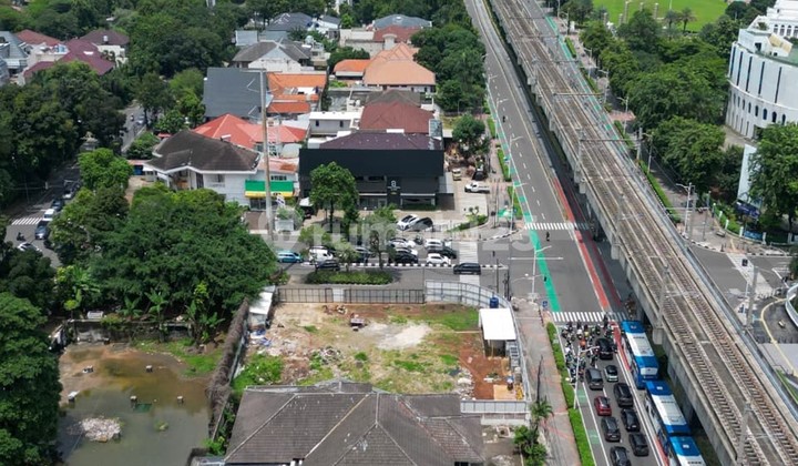 Ready-to-Use Building or for Other Businesses, Strategic in South Jakarta, Price Reduced and Negotiable