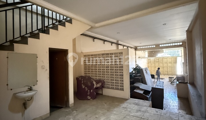 Strategic 3.5-Storey Shop House for Rent in Cibaduyut 2