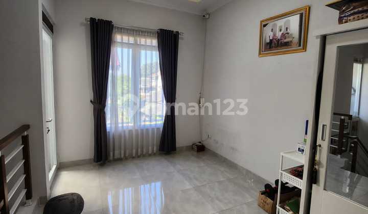 Rumah Modern Minimalis 3 Lantai Siap Huni  2