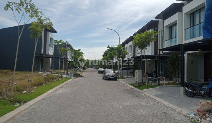 Rumah 2 Lantai Bagus SHM di Northwest Central, Surabaya 2