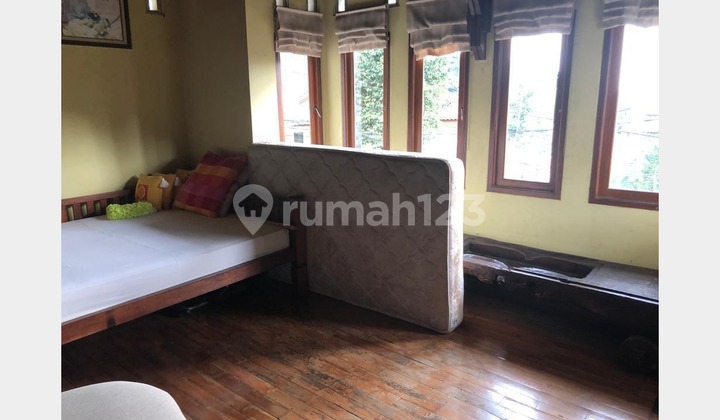 Rumah Artistik 3 Lantai Luas di Gegerkalong