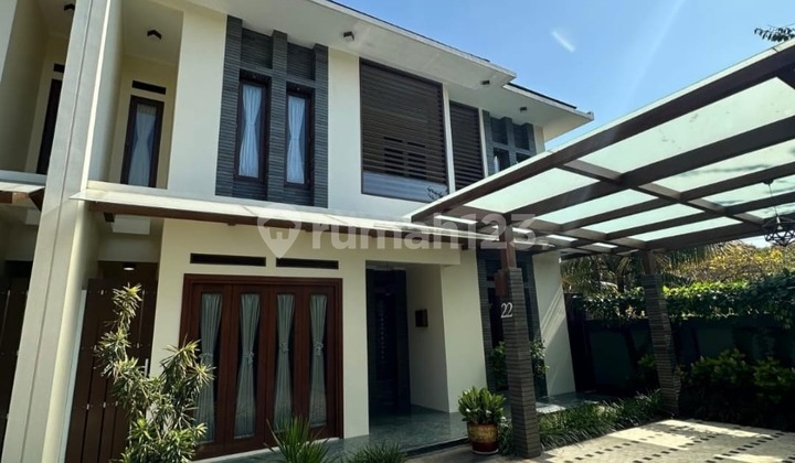 Elegant and Luxurious House with Swimming Pool Generating Passive Income