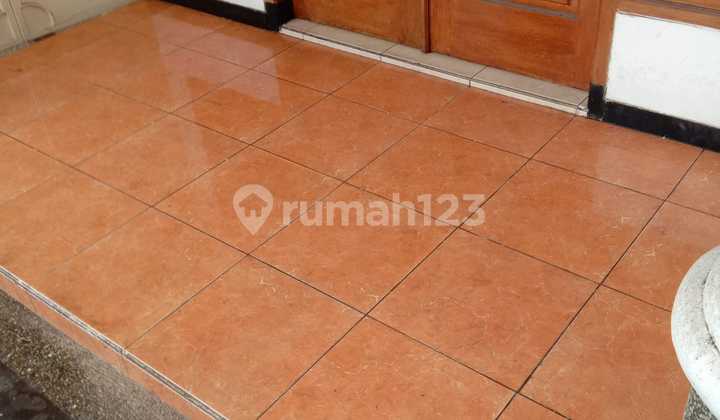 Beautiful 4-Bedroom House in Griya Santha, Blimbing 2