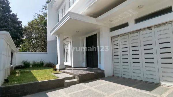 Rumah Modern 2 Lantai Siap Huni di Villa Golf Boulevard Araya 2