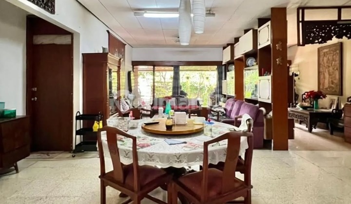 House for quick sale in the elite area near Senopati, Kebayoran Baru. 2