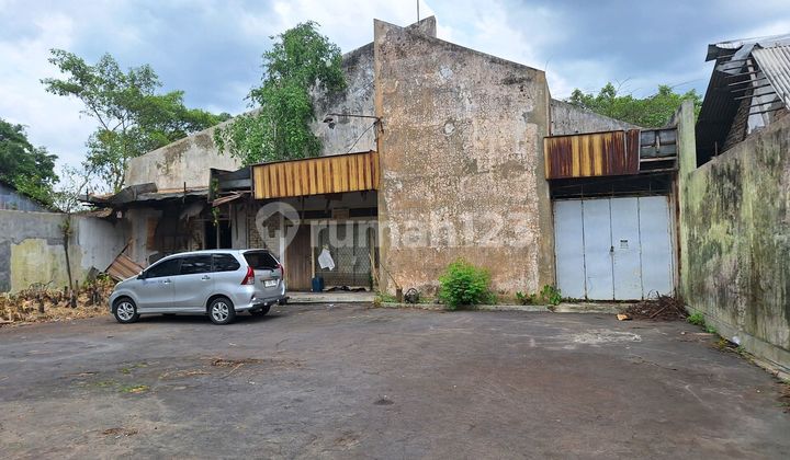 Tanah dan Bangunan Luas Pinggir Jalan Besar di Solo