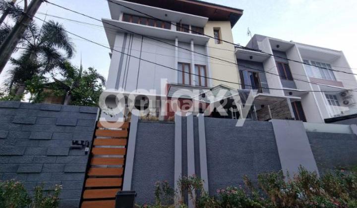 Rumah dengan Konsep Semi Split di Janur Kuning Residence Kelapa Gading Jakarta Utara