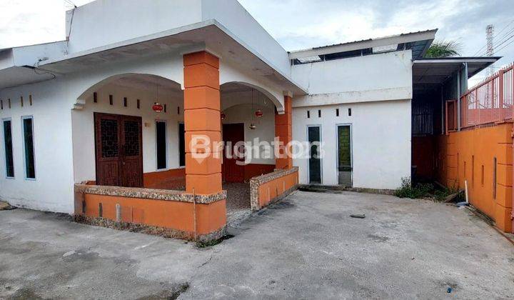 Rumah besar siap huni di komplek perumahan aman dan strategis 1