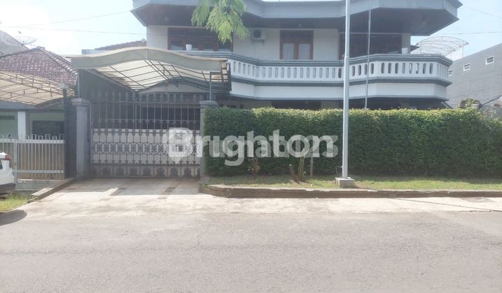 BIG HOUSE IN THE CENTER OF MALANG CITY BIG HOUSE IN THE CENTER OF MALANG CITY