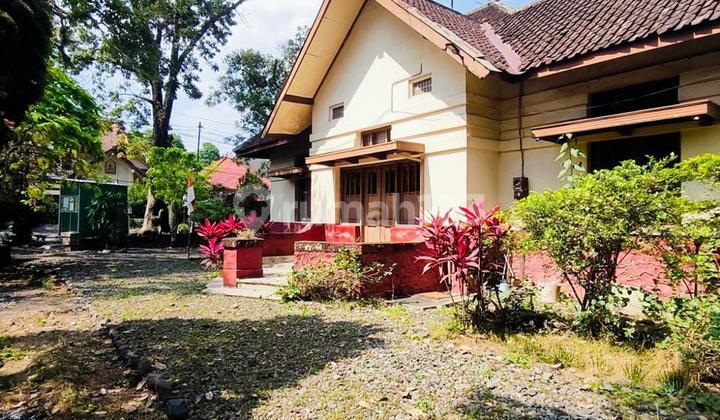 Rumah Hook Luas di Pusat Kota Malang Dekat Ijen Boulevard - LT 639 M²