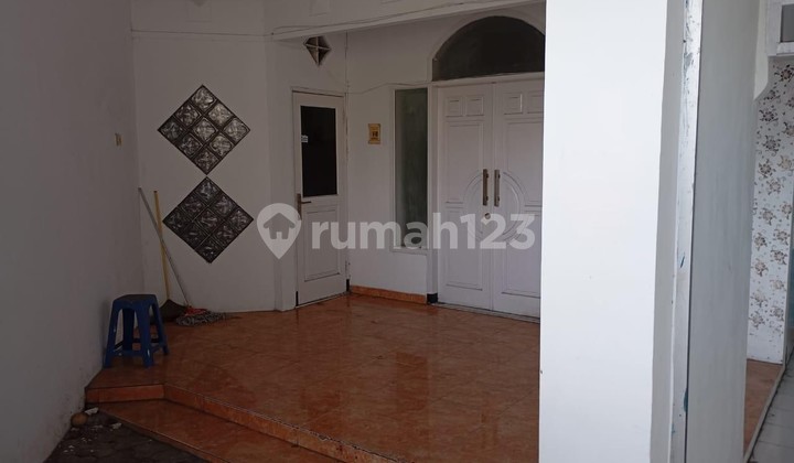 2-story house with 5 bedrooms in Soekarno Hatta, Malang 2-story house with 5 bedrooms in Soekarno Hatta, Malang