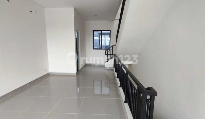 For Rent: New Hampton Avenue Shop House Facing the Road (Directly Opposite Hampton Square Mall) 2