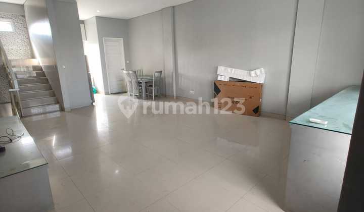 For Rent: 3-Story Shop House with Spacious Parking Area on Mahendradata Road 2