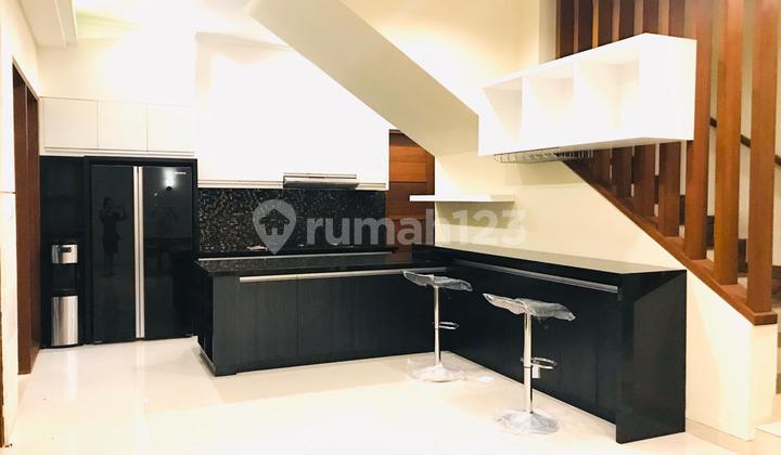 Disewakan Villa Private Pool View Sawah Furnish Db