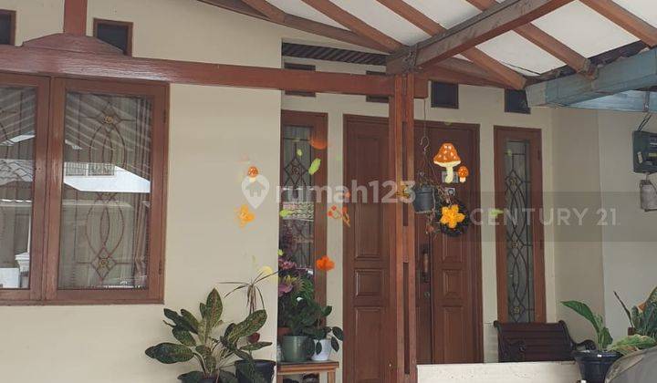 Rumah 2 Lt. 5+1 BR Unfurnished Strategis Di Bekasi Th 1