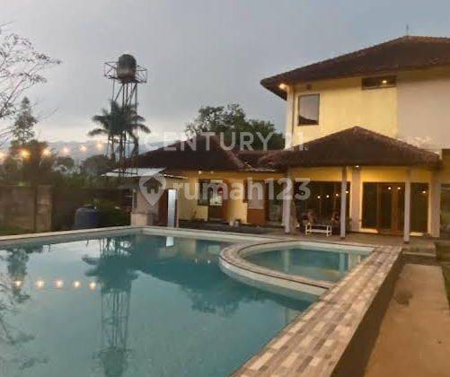 Villa Dengan Swimming Pool Dan Tanah Luas Di Puncak 1