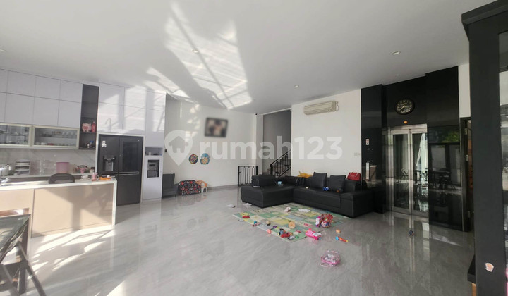 Rumah Hoek, jalan lebar di Sunter Mas Tengah, Sunter