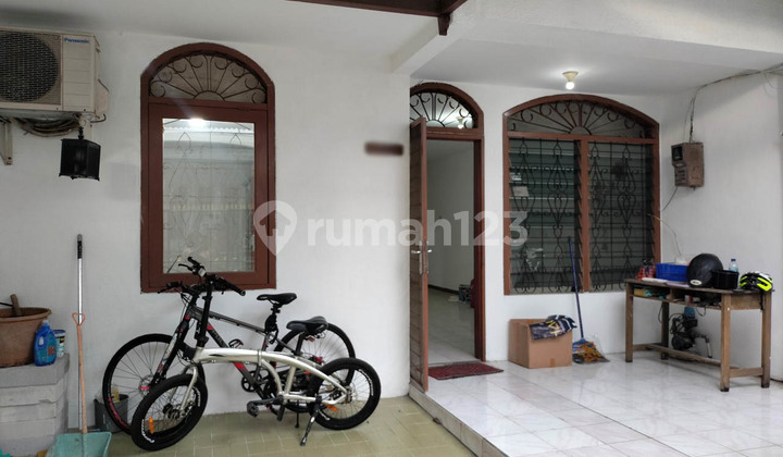 Yellow Coconut Frond House, Kelapa Gading