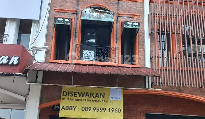 Good Shop House in a Very Strategic Location with Very High Traffic