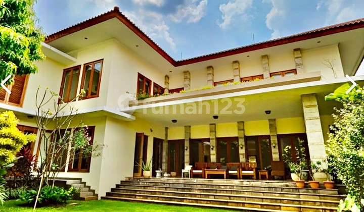 Rumah Bagus dan Sangat Terawat Style Modern-Tropis di dalam Perumahan Kemang Jaya