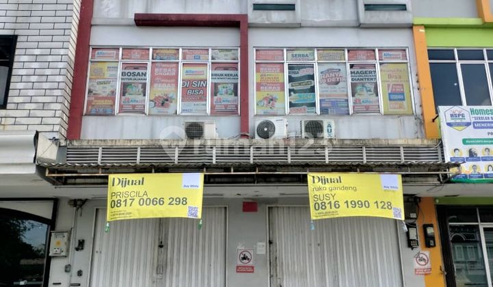 Adjacent Shophouses by the Roadside Adjacent Shophouses by the Roadside