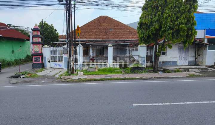 Old house for sale, suitable for investment.