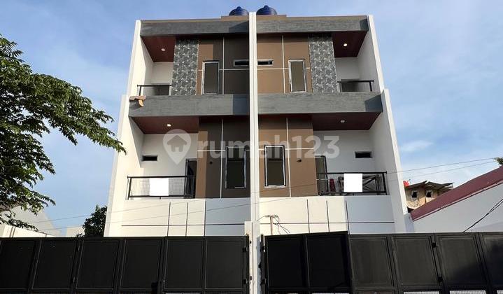 Dijual Rumah Baru Meruya Selatan, Kembangan 3 Lantai Hadap Selatan