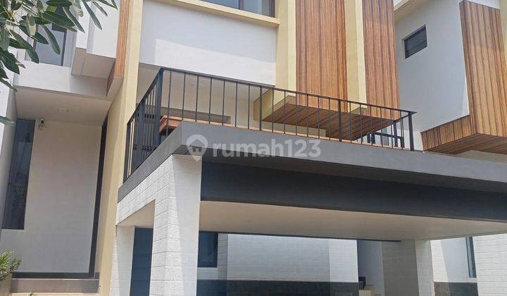 Rumah 3 Lantai Bagus Dengan Balkon di Blizfield Bsd Tangerang 1