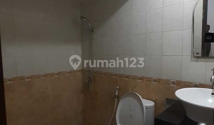 For sale: house and commercial space, 3 kiosks suitable for clinic, cafe on Galaxyy Boulevard. 2