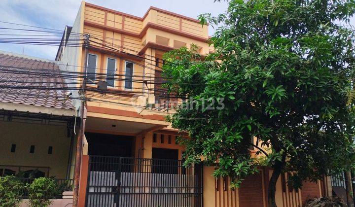 Disewakan/dijual rumah bagus bangunan baru LT 200 tingkat di Pemda dekat galaxy bebas banjir 1