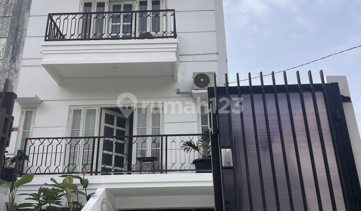 Luxury House with Rooftop in Cirendeu Near Lebakbulus