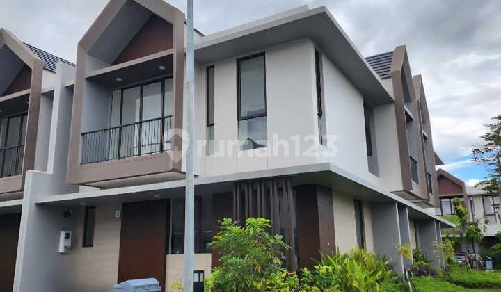 2-Story House, Corner Position, Ready to Occupy, Near Toll Road and Makassar Airport