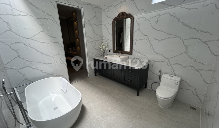 Rumah Mewah, 5 Kamar Tidur, Dekat Bandara Makassar