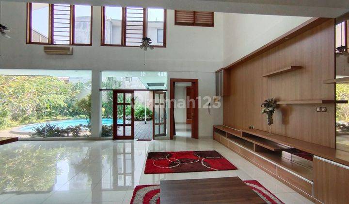 Jual For Sale Dijual Rumah di Pondok Indah Jakarta Selatan Luas Tanah 768 m² Luas Bangunan 825 m² Kamar Tidur 6 + 2 Kamar Mandi 5 + 1 Powder Room Bangunan 2 Lantai Berada di Hoek Hadap Selatan Timur SHM Nego 2