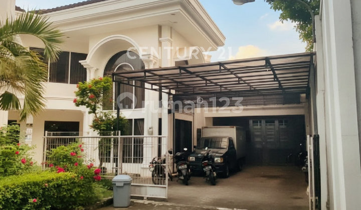 Spacious House with Swimming Pool in Kebayoran Lama Townhouse