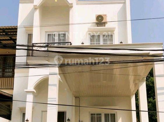 Rumah Mewah Full Furnished  Modern Classic Di Selatan Jakarta 1