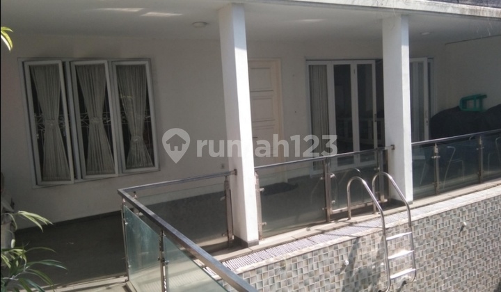 Rumah Terawat Include Kolam Renang dan 2 Paviliun di Pasar Rebo