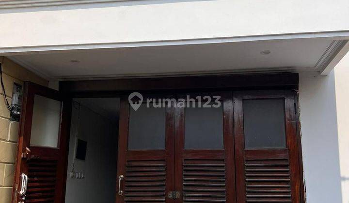 Rumah 3 Lantai SHM Sudah Renovasi Jakarta Timur  2