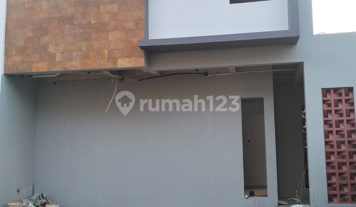 Rumah 2 Lantai Baru Shm Siap Huni Strategis 