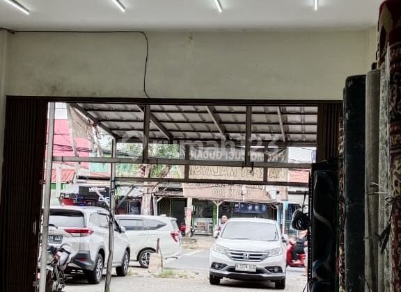 Shop House on the Side of Hos Cokroaminoto Main Road, Ciledug