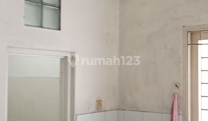 Shop House on the Side of Hos Cokroaminoto Main Road, Ciledug 2