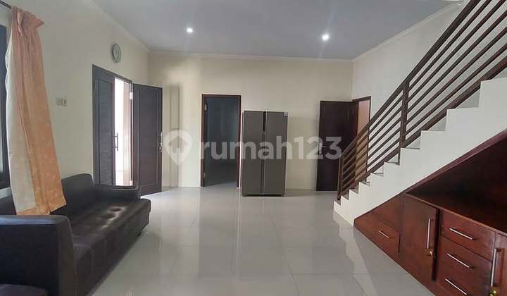 Rumah Kontrakan Bagus Semi Furnished SHM Kerobokan Kaja, Badung 2